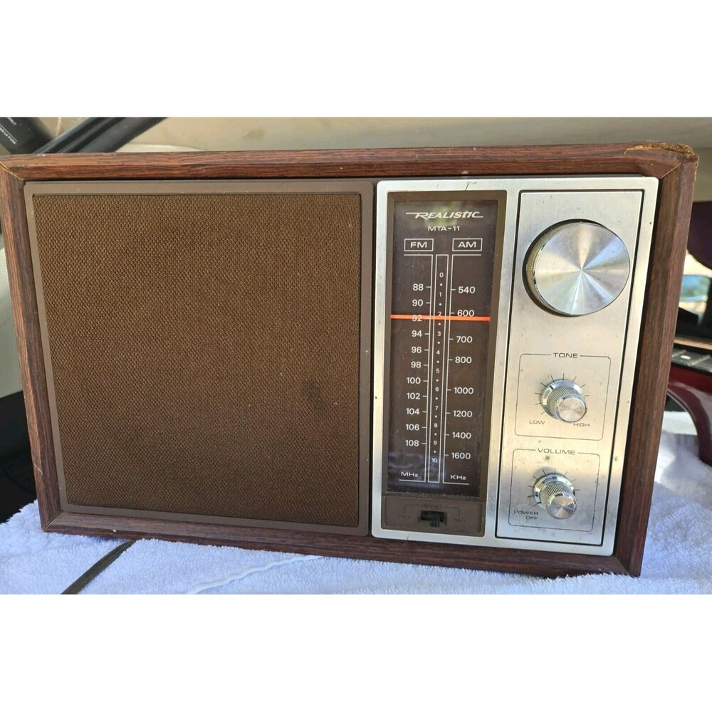 Realistic MTA-11 Vintage RadioShack AM/FM Radio Model 12-690